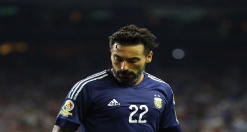 بسبب مشاجرة عائلية.. طعن الأرجنتيني لافيتزي ونقله للمستشفى